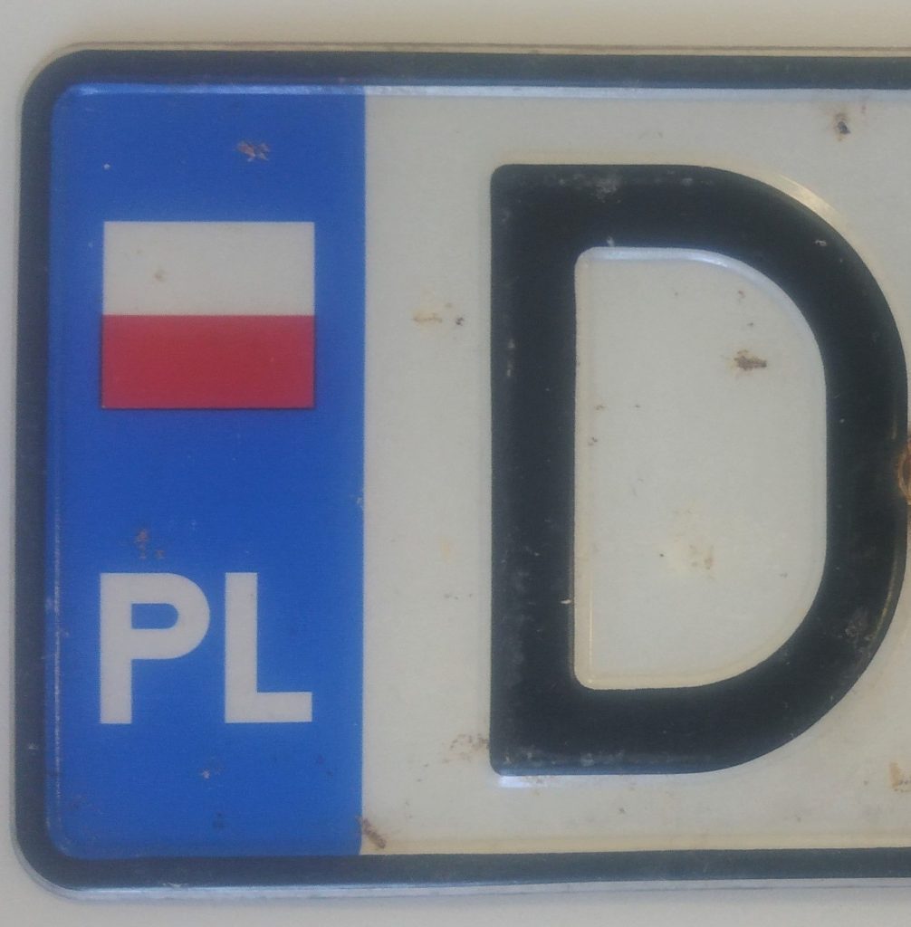 stara tablica rejestracyjna z flaga PL nie podlegajaca zachowaniu po 31 stycznia 2022